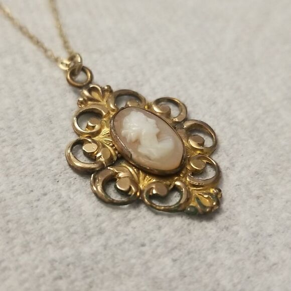 Vintage cameo pendent with 12k gold chain - Picture 2 of 13